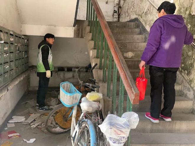 九游会J9：营造良好居住环境！宝山这里开展废旧非机动车清理整治行动(图2)