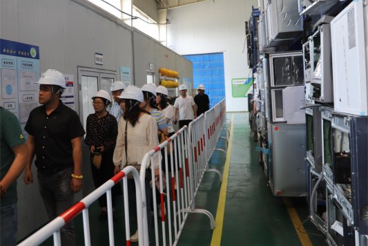 青岛西海岸新区辛安街道：将“世界环境日”宣传活动搬进汽车家电拆解车间(图2)