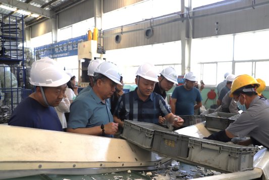 青岛西海岸新区辛安街道：将“世界环境日”宣传活动搬进汽车家电拆解车间(图3)