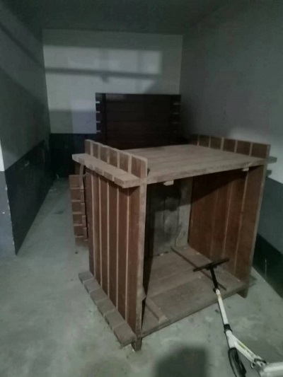 九游会J9：一边是现有停车库沦为“杂物间”一边还要新增停车棚？居委回应：将充分听取民意