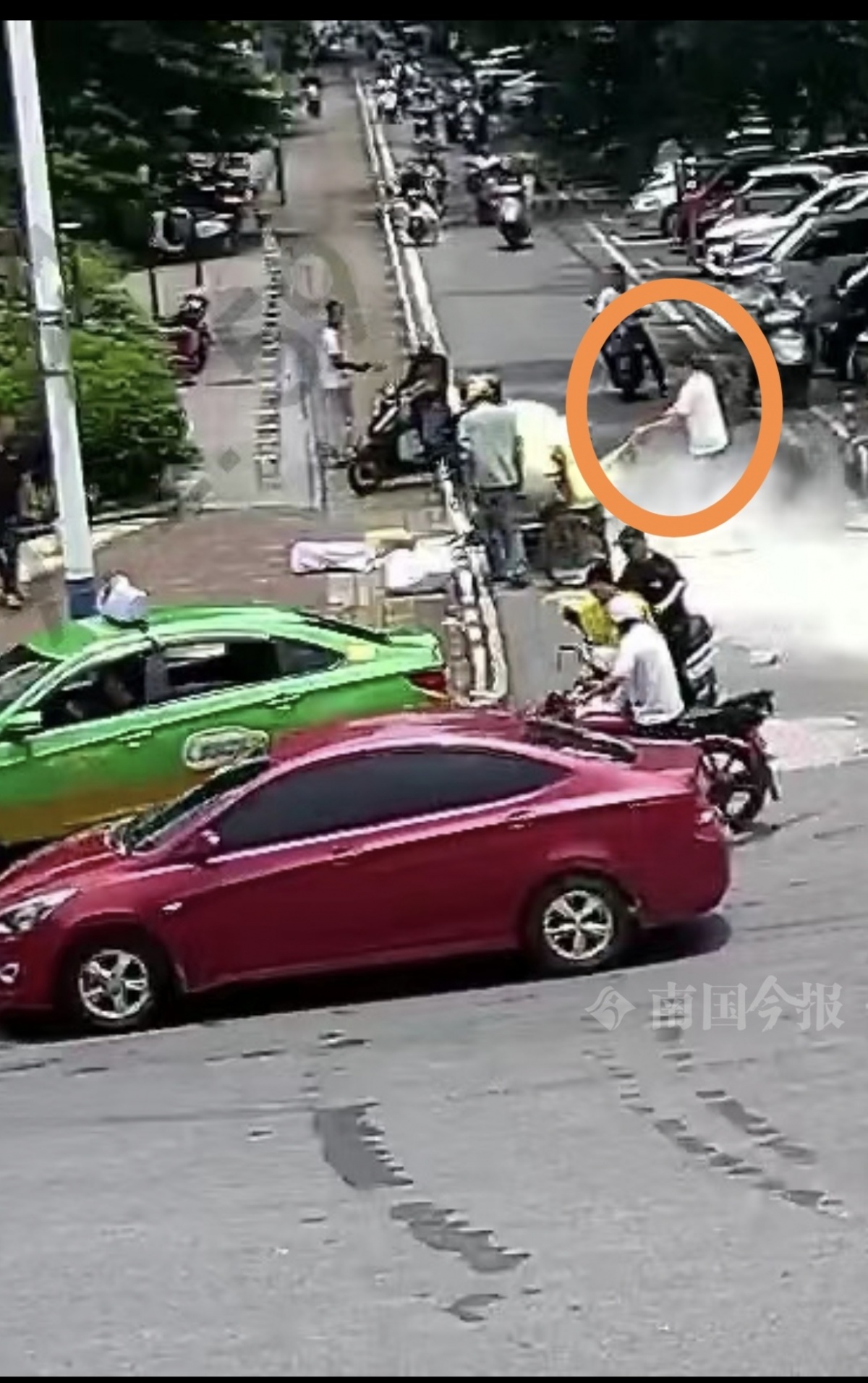 下班出门遇火情辅警秒变“消防员”及时施救