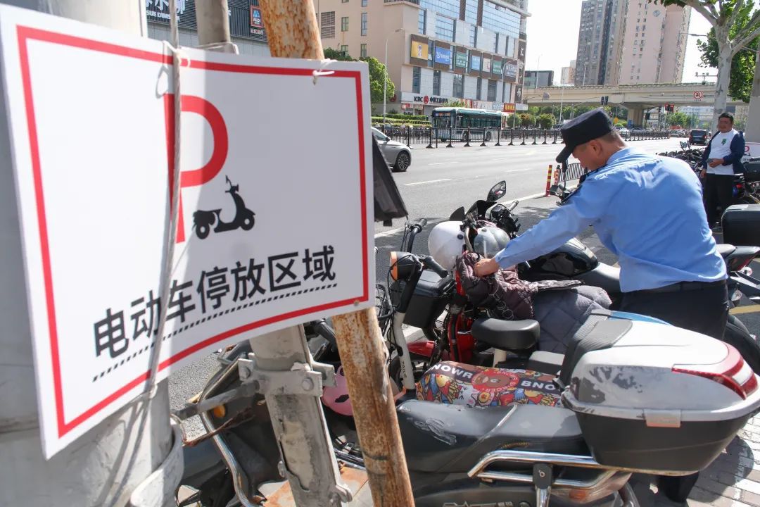 J9九游会：460米共商共治这里“专车专位”破题“寸步难行”(图8)