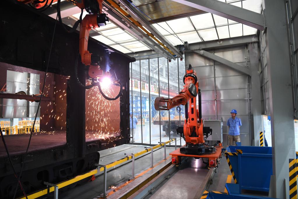 九游会J9：新华全媒+丨报废火车去哪了？铁路物资循环利用基地让废品“重获新生”(图2)