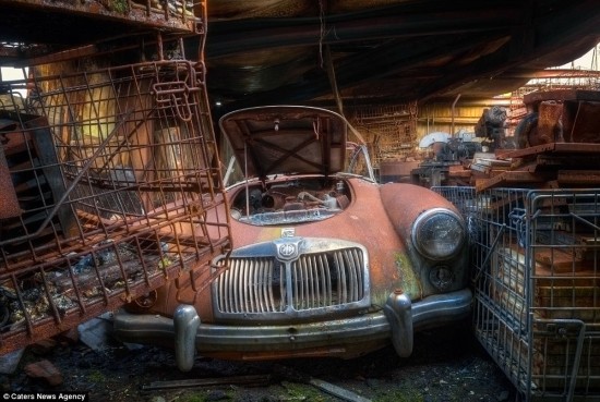 J9九游会：被遗忘的经典全球废弃老爷车图片集锦(图9)