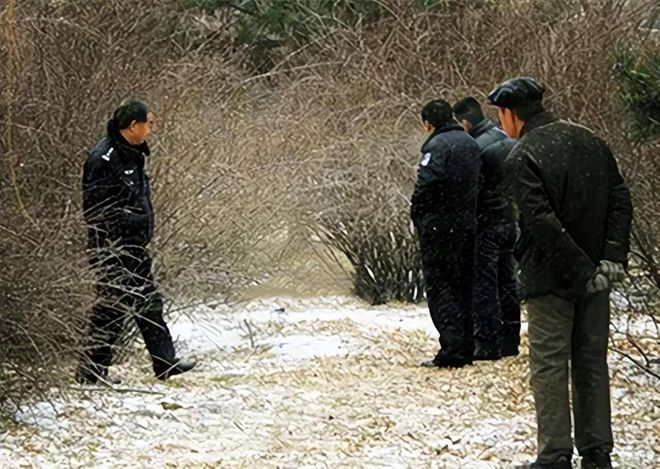 J9九游会：挖掘机挖出废弃轿车当场吓瘫车上竟坐着两男子车主已消失15年(图5)