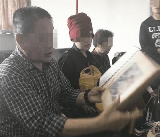 J9九游会：挖掘机挖出废弃轿车当场吓瘫车上竟坐着两男子车主已消失15年(图7)
