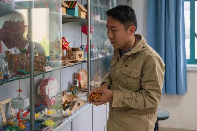 这是一个“奇奇怪怪”的老师但孩子们都喜欢他(图2)