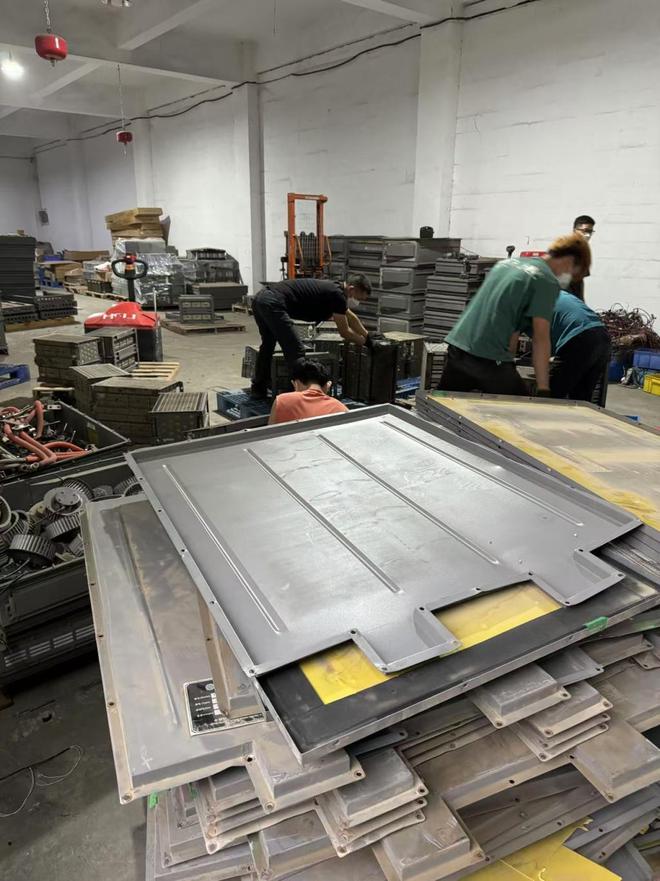 湃调查｜动力电池回收乱象：暴力拆解再组装“三无产品”(图6)