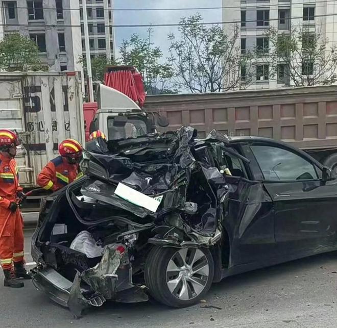大幸！6车相撞特斯拉被撞入货车底部已报废一家4人全部生还(图6)
