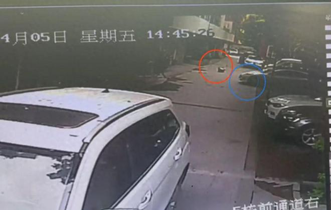 大幸！6车相撞特斯拉被撞入货车底部已报废一家4人全部生还(图19)