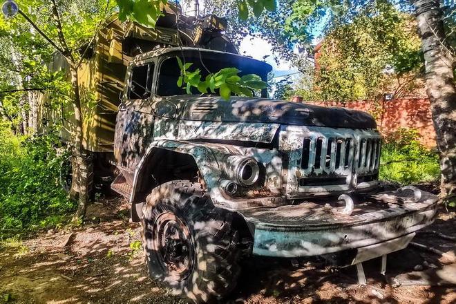 J9九游会：路边灌木丛中被遗弃的带有车顶棚的ZIL-131卡车(图8)