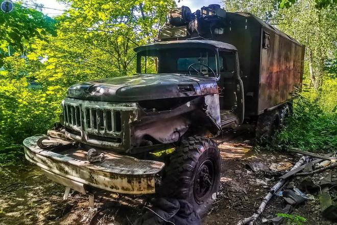 J9九游会：路边灌木丛中被遗弃的带有车顶棚的ZIL-131卡车(图6)