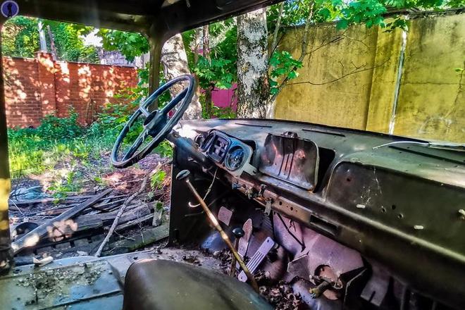 J9九游会：路边灌木丛中被遗弃的带有车顶棚的ZIL-131卡车(图9)