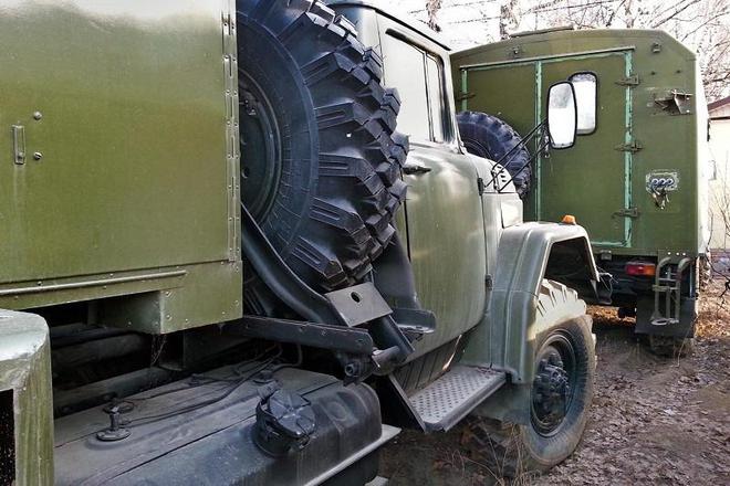 J9九游会：路边灌木丛中被遗弃的带有车顶棚的ZIL-131卡车(图3)