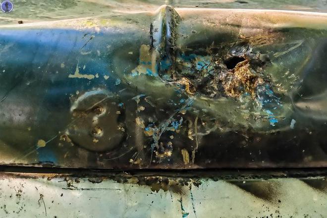 J9九游会：路边灌木丛中被遗弃的带有车顶棚的ZIL-131卡车(图7)