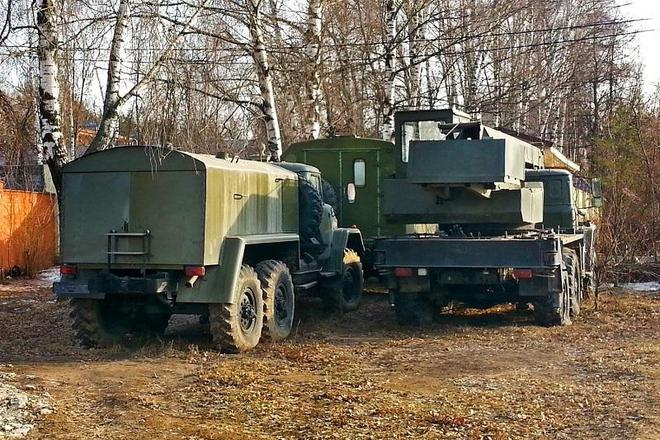 J9九游会：路边灌木丛中被遗弃的带有车顶棚的ZIL-131卡车