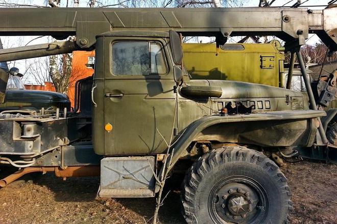 J9九游会：路边灌木丛中被遗弃的带有车顶棚的ZIL-131卡车(图2)