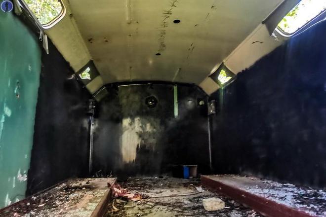 J9九游会：路边灌木丛中被遗弃的带有车顶棚的ZIL-131卡车(图15)