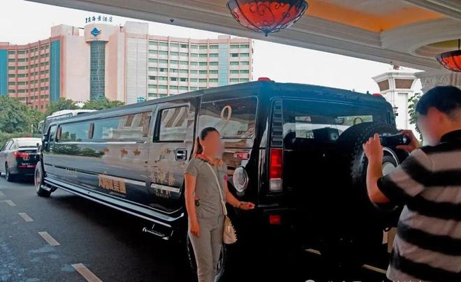 洗米华的悍马车曾风光无限美女满座如今已报废注销。(图6)