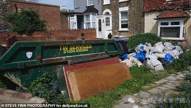 英国最乱花园曝光：“丛林”遮天蔽日、六辆废车、一艘船邻居看傻了！(图7)