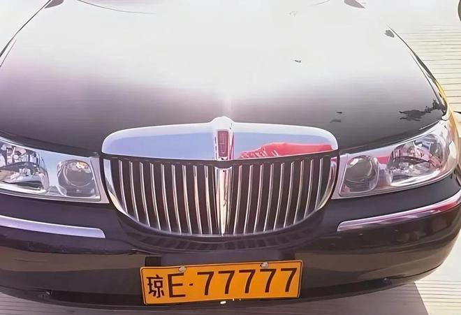 豪车被遗弃！85米长车闲置报废77777车牌价值几何？(图6)