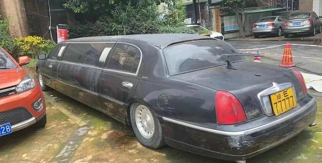 豪车被遗弃！85米长车闲置报废77777车牌价值几何？(图8)