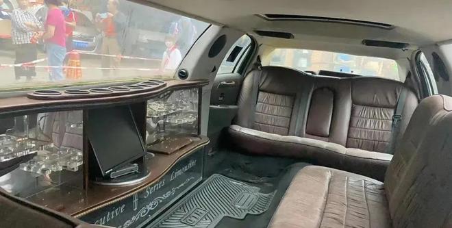 豪车被遗弃！85米长车闲置报废77777车牌价值几何？(图5)