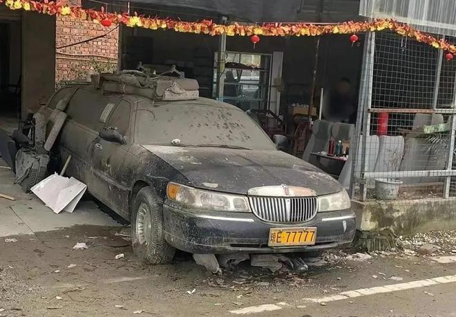 豪车被遗弃！85米长车闲置报废77777车牌价值几何？(图2)