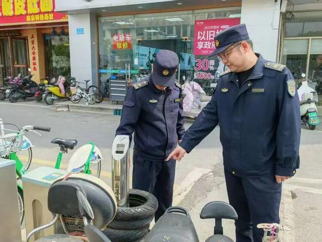九游会J9：令人咋舌！仪征一路口废旧电动车扎堆(图3)