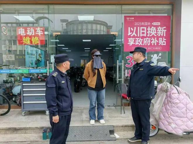 九游会J9：令人咋舌！仪征一路口废旧电动车扎堆(图4)