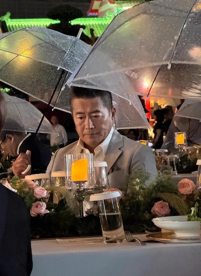 南昌这一夜淋雨吃席的明星们把内娱的浮夸可笑展现得淋漓尽致(图2)