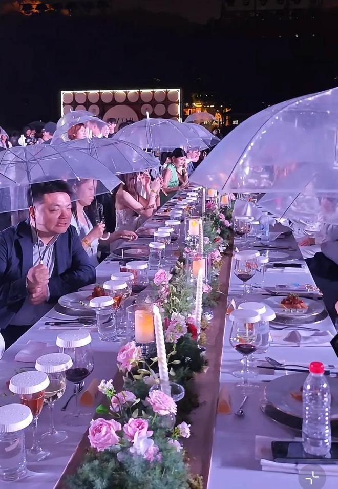 南昌这一夜淋雨吃席的明星们把内娱的浮夸可笑展现得淋漓尽致(图3)