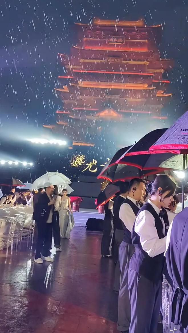 南昌这一夜淋雨吃席的明星们把内娱的浮夸可笑展现得淋漓尽致(图5)