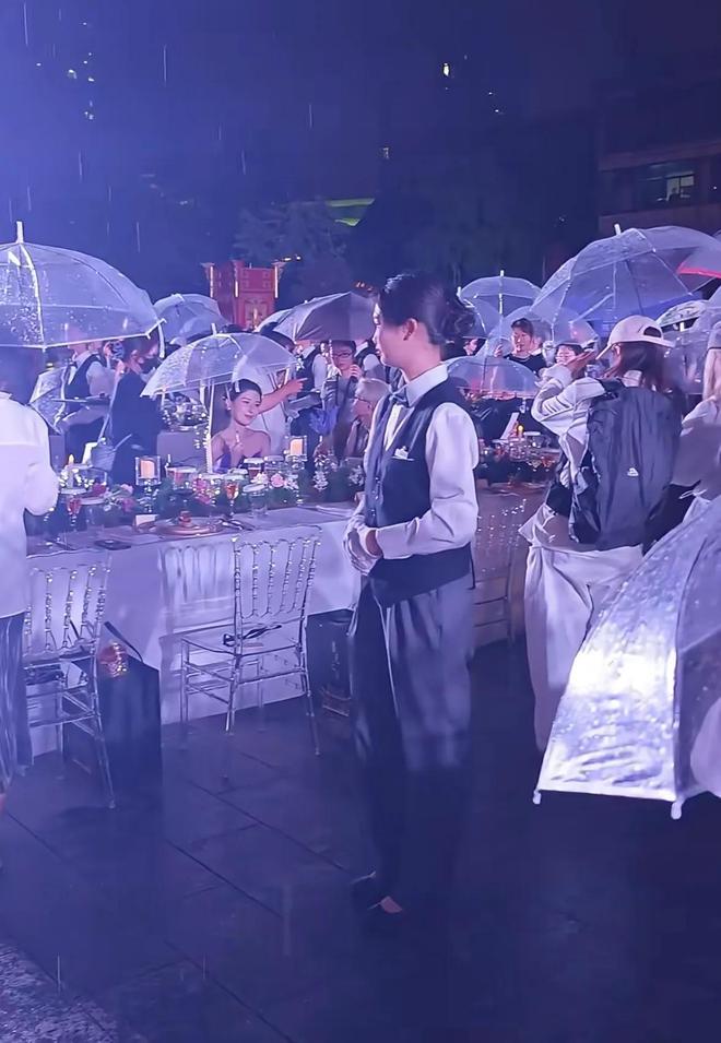 南昌这一夜淋雨吃席的明星们把内娱的浮夸可笑展现得淋漓尽致(图4)