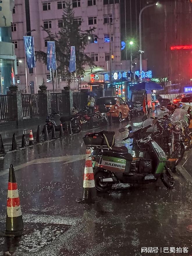 立夏后重庆迎来首场暴雨：天空暴雨倾盆带来一丝丝雨中清凉(图2)