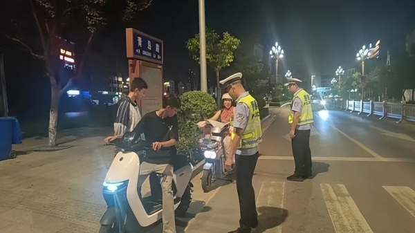 J9九游会：8月1日起电动车、摩托、三轮车上路“3禁5罚2报废”车主注意(图4)