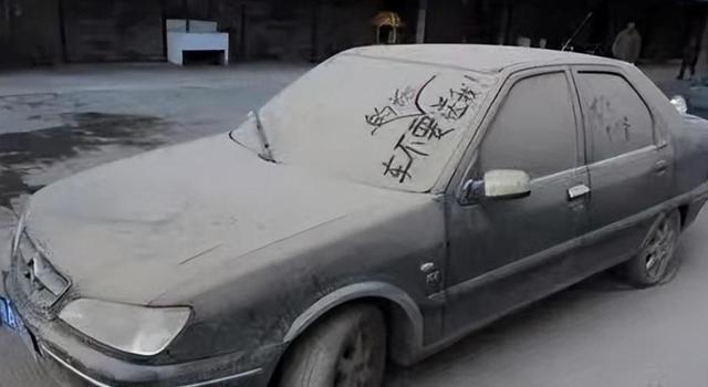 “僵尸车”越来越多为何宁可把车丢弃也不报废？车主：我又不傻(图2)