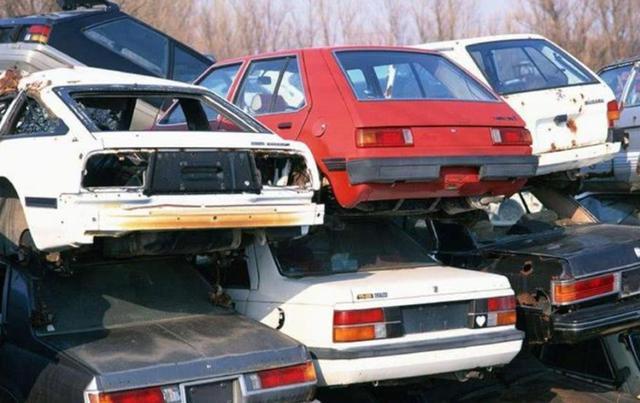 “僵尸车”越来越多为何宁可把车丢弃也不报废？车主：我又不傻(图5)