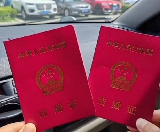 小鹏P7被大货车挤报废情侣死里逃生后回家立即领证(图3)