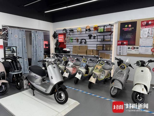 J9九游会：旧国标电动自行车还能上路吗？新国标实施首日记者探访成都上牌点(图3)