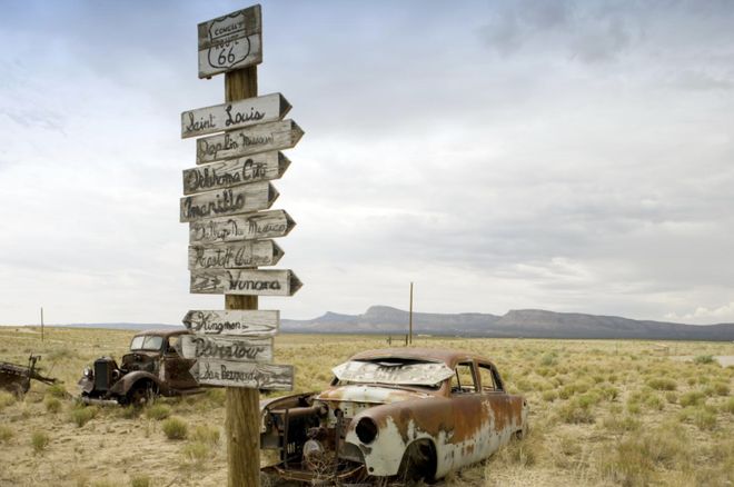 光影交错：美国废弃汽车与自然风景的奇妙碰撞