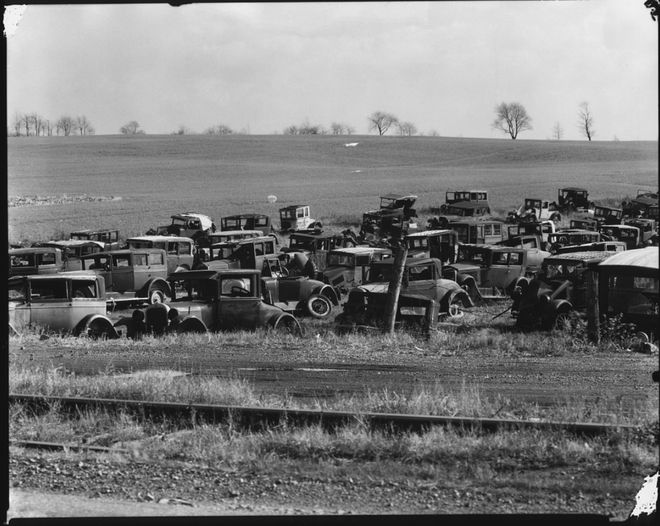 光影交错：美国废弃汽车与自然风景的奇妙碰撞(图3)