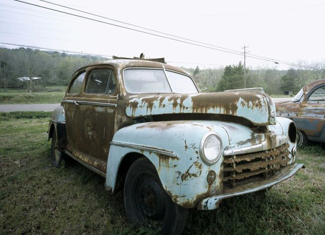 光影交错：美国废弃汽车与自然风景的奇妙碰撞(图5)