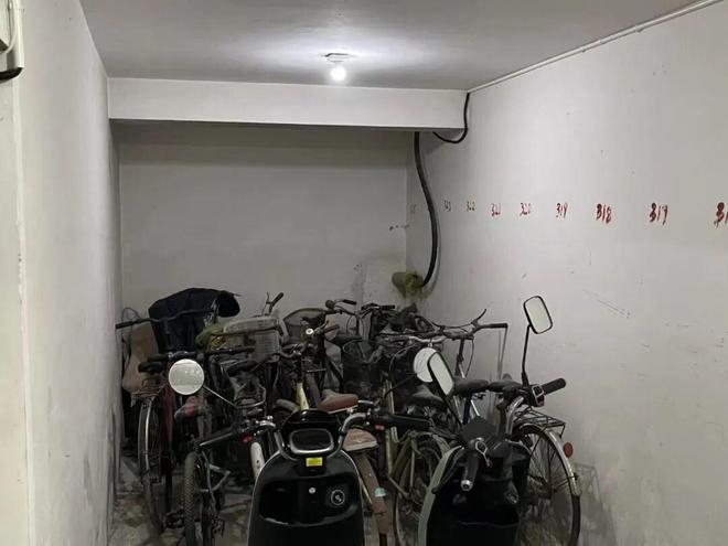 告别“停车障碍赛”！400多辆废弃车被清运停车自由终实现(图2)