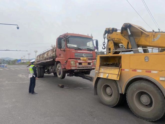 严查！曝光！达州废弃汽车专项执法整治在行动(图3)