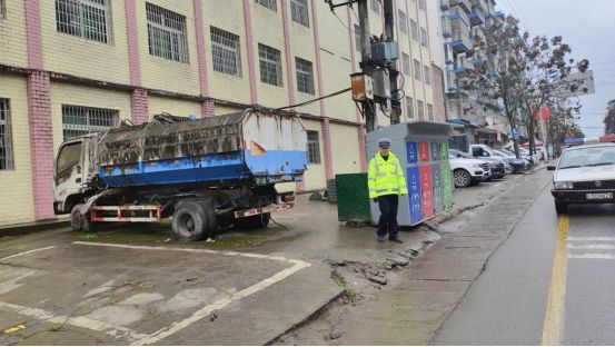 严查！曝光！达州废弃汽车专项执法整治在行动(图8)