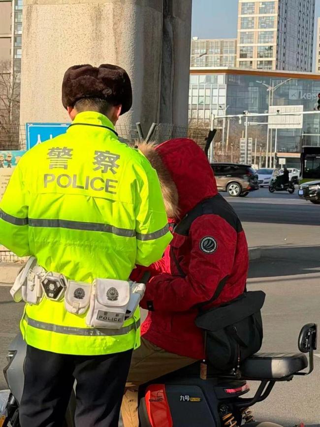 九游会J9：北京700万辆电动自行车的治理考题：骑行乱、车位缺、执法难新规能否破局？(图2)