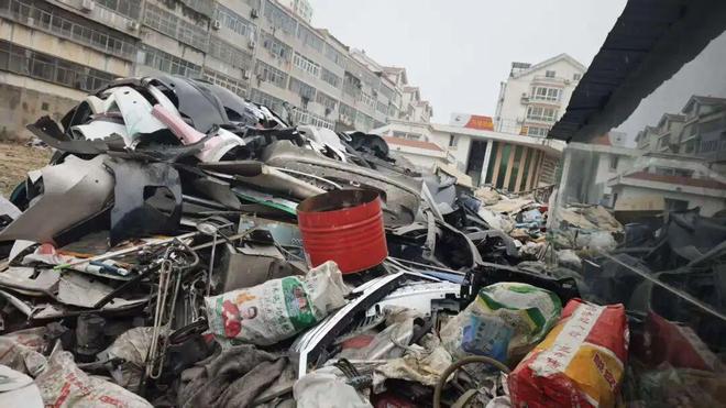 济宁一小区被违规堆放杂物疑似存在安全隐患(图2)