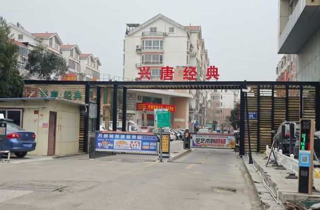 济宁一小区被违规堆放杂物疑似存在安全隐患