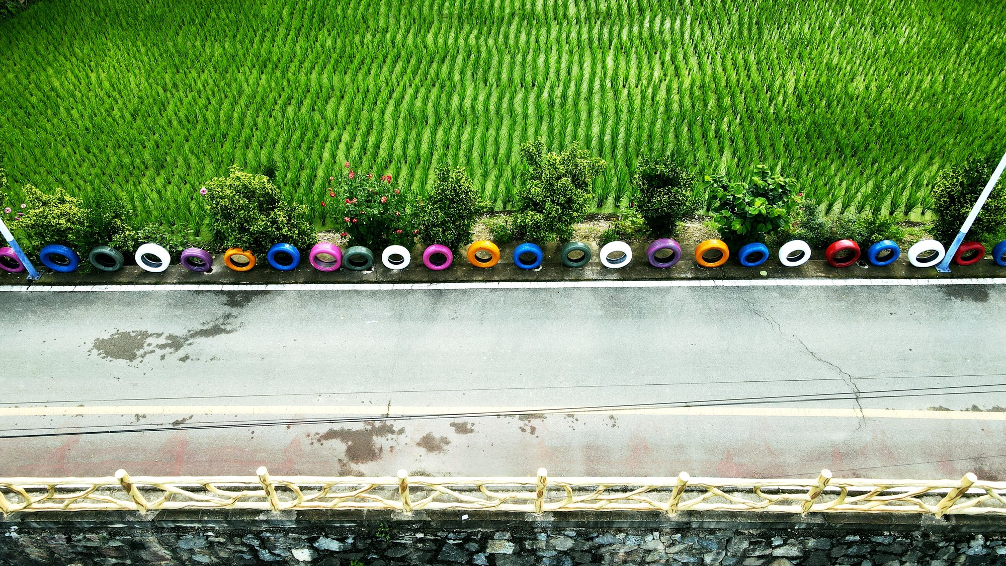 贵州岑巩：废旧轮胎“绘”出五彩路激活“美丽经济”